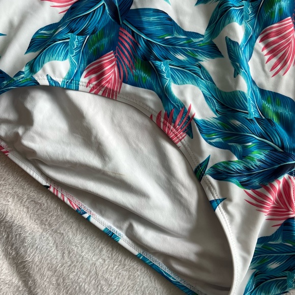 Sleeved bathing suit - Picture 5 of 6